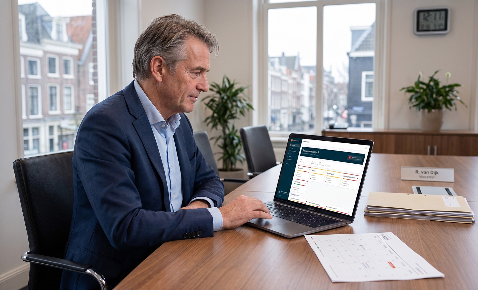 Bestuurder bekijkt het Calendrum-dashboard tijdens een vergadering